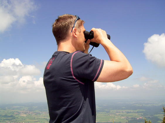 Foto Ludger mit Fernglas über Allgäu-Berge blickend